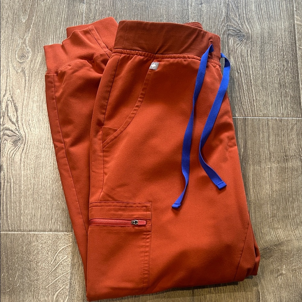 Figs Women’s Zamora joggers in Auburn
